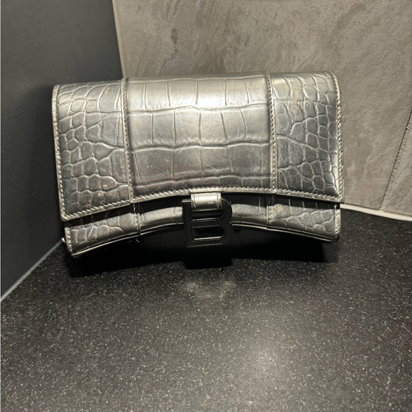 WOMEN'S HOURGLASS WALLET ON CHAIN IN SILVER - Picture 3 of 4